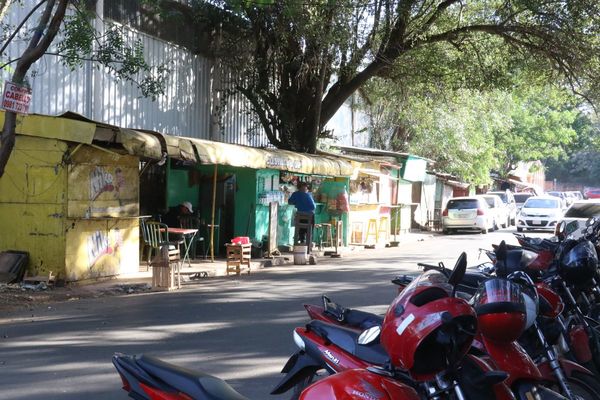 Tierra de nadie: Acera y calle de IPS Ingavi copadas de vendedores