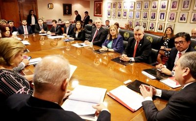 Hay 880 personas privadas de libertad más tiempo del máximo establecido - Edicion Impresa - ABC Color