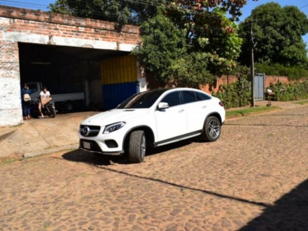 Sicarios atacan a tiros camioneta de un comerciante en Villarrica