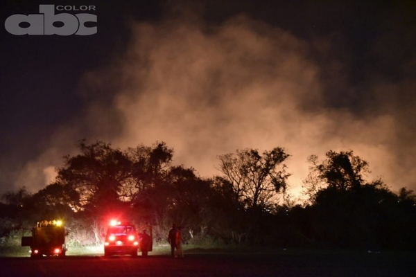 Vientos dificultaron trabajos de bomberos en incendio de pastizales en Villeta - Fotos - ABC Color