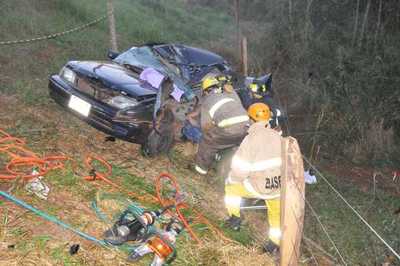 Joven muere al perder el control de su auto y caer a una barranca