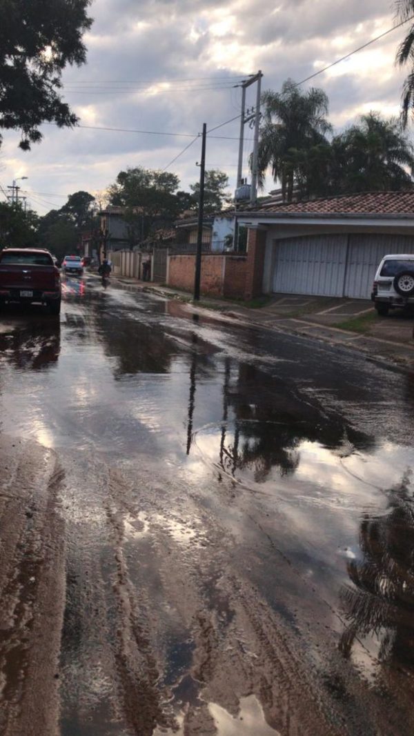 "Río madrugador" riega calles recién recapadas | San Lorenzo Py