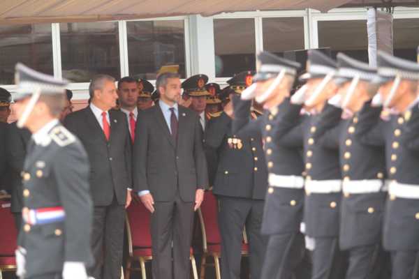 Presidente entregó bastones de mando a jefes policiales | .::Agencia IP::.
