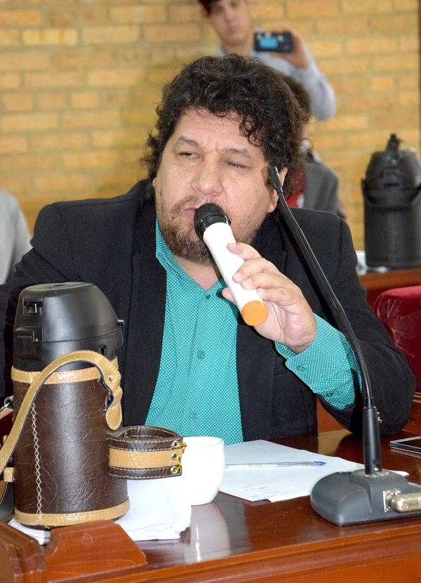 Colegio de Abogados denuncia a concejal Kelembu por destrucción de señal de tránsito