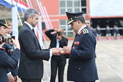 Presidente entregó bastones de mando a jefes policiales » Ñanduti