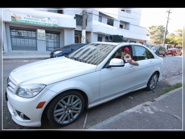 JOVEN ITAPUENSE VENDE CHIPA EN UN LUJOSO AUTOMÓVIL Y ES FUROR EN LAS REDES