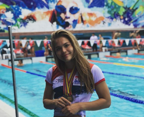 Con medallas en la mano y gran pasión, una joven demuestra sus dotes en el agua - Periodismo Joven - ABC Color