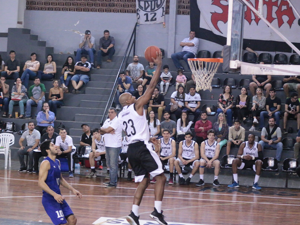 Olimpia gana y lidera la semifinal