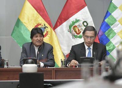 Presidentes de Bolivia y Perú hablan de comercio a orillas del mar