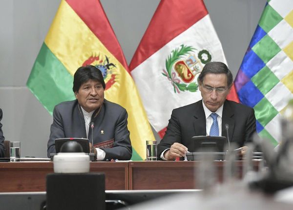 Presidentes de Bolivia y Perú hablan de comercio a orillas del mar