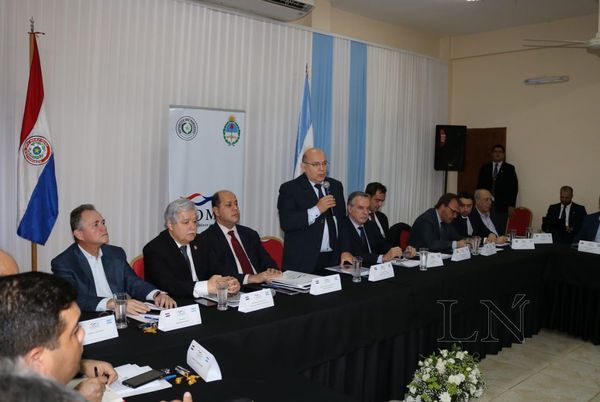 Analizan estrategias para mejorar la navegabilidad del río Paraná