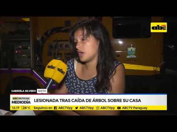Lesionada tras caída de árbol sobre su casa - Tv - ABC Color