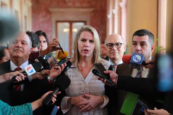 Ministra resalta satisfacción de empresarios por combate a ilegalidad - .::RADIO NACIONAL::.