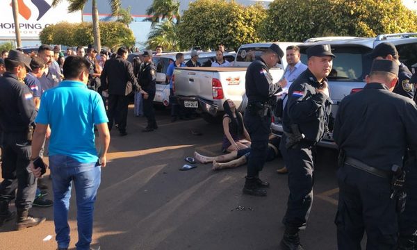 Matan a ex policía en estacionamiento de shopping