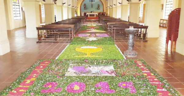 Armaron alfombra de flores de unos 40 metros