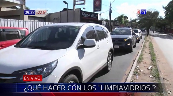 Limpiavidrios recaudan hasta G. 150.000 por día en Asunción | Noticias Paraguay