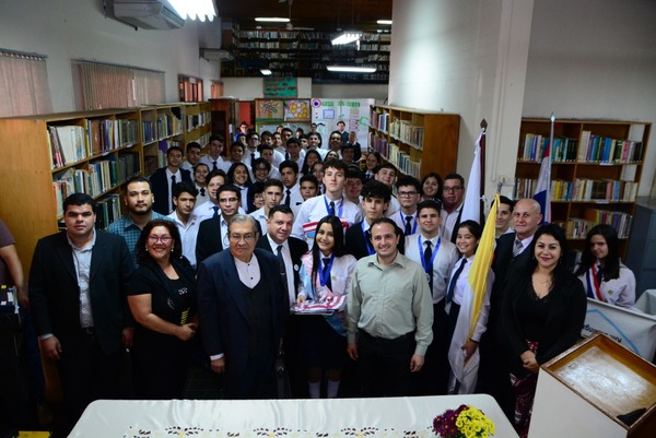 Premian a estudiantes ganadores del concurso “Cazando Escritores” - ADN Paraguayo