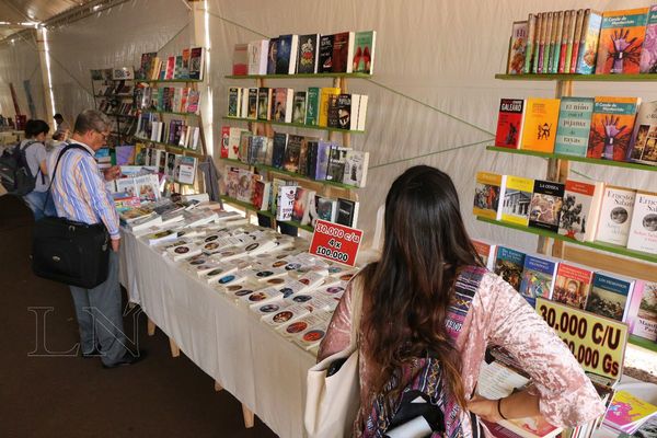 Primera Libro Feria del Este tiene buena asistencia