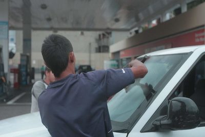 Concejales buscan dar solución a la problemática de los limpiavidrios