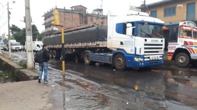 Tractocamión averiado ocasiona caos en San Lorenzo - Nacionales - ABC Color