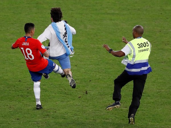 Posible sanción a chileno Jara ya no depende de los árbitros