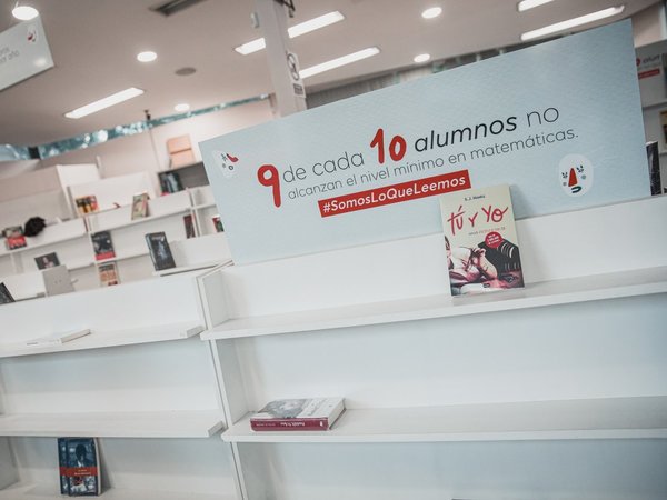 Estantes de librería vacíos por bajo índice de lectura en Paraguay