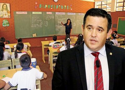 Petta despidió 100 docentes y “voló” a los EEUU