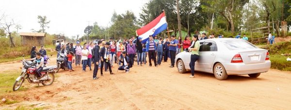 Alumnos sampedranos salen de sus aulas para exigir arreglo de caminos - Edicion Impresa - ABC Color