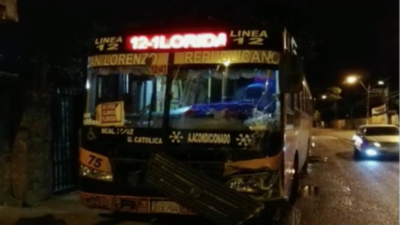 HOY / Choque frontal entre la Línea 12 y un automóvil