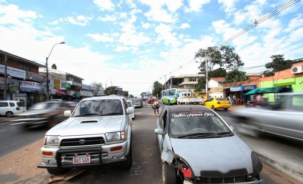 HOY / Tierra de nadie: chatarrería en pleno paseo central de Ruta 2