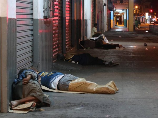 Piden abrigos para trabajadores del Mercado 4 que duermen en las veredas