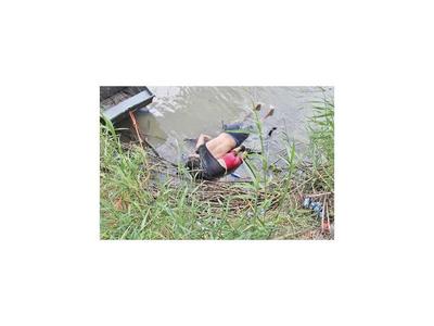 Padre e hija mueren abrazados tratando  de llegar a EEUU