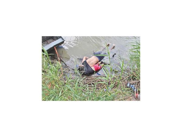 Padre e hija mueren abrazados tratando de llegar a EEUU