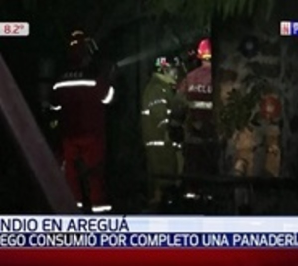 Fuego consumió gran parte de una panadería  - Paraguay.com