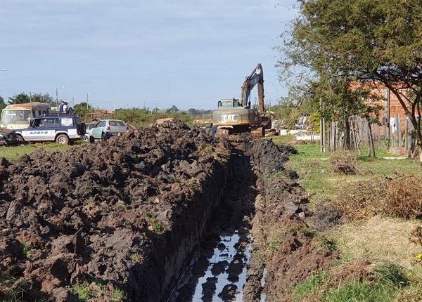 Comando de Ingeniería retira máquina de obra municipal