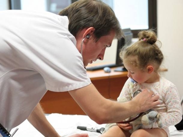 HOY / Aparece como una alergia pero es un virus y afecta manos, pies y boca de niños pequeños