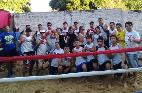 Luque gozó con exitoso torneo benéfico del boxeo de playa