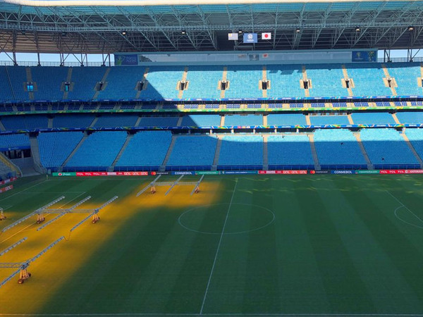 Tite inspecciona el césped antes del partido contra Paraguay