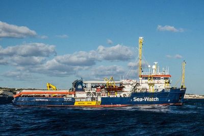 Barco que socorre migrantes desafía a Salvini y entra en aguas italianas sin permiso