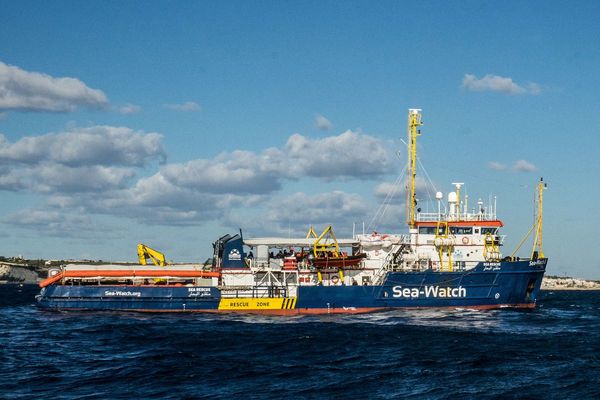 Barco que socorre migrantes desafía a Salvini y entra en aguas italianas sin permiso