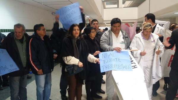 Funcionarios de Clínicas protestan contra el recorte presupuestario - ADN Paraguayo
