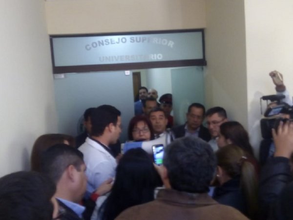Medicina UNA: Protestan en el Rectorado ante recorte de fondos