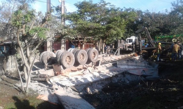 Camión con cemento vuelca en Santaní - Nacionales - ABC Color