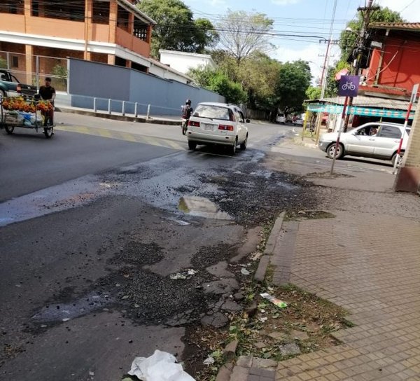 Terribles baches y caño roto - Cronicas Ciudadanas - ABC Color