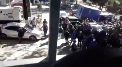 HOY / Comuna no paga sueldo a los 'contreras' y desata pelea: agua y huevazos entran en escena
