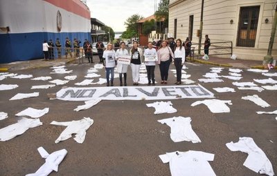 Ejecutivo baraja bloqueo de ley de jubilación de médicos y se avizora nueva disputa - ADN Paraguayo