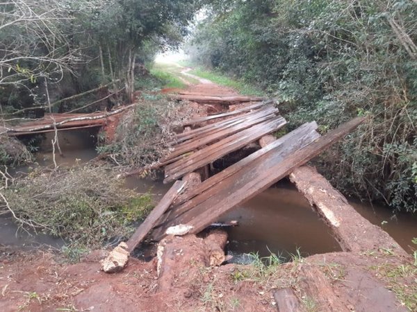 Reparan puentes de madera en Repatriación