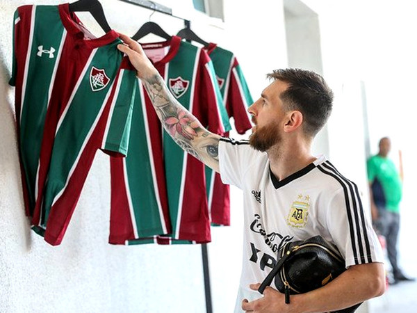 Fluminense obsequia su camiseta a futbolistas argentinos