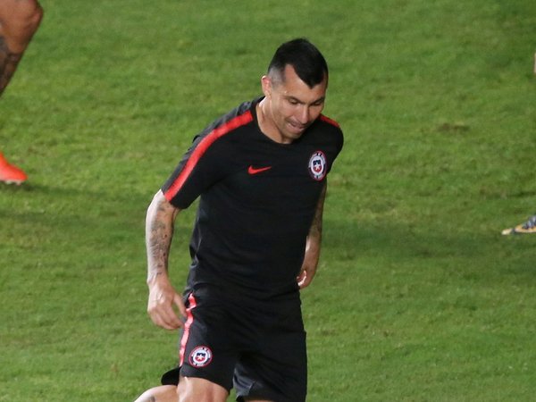 Medel entrena con normalidad y apunta a titular ante Colombia