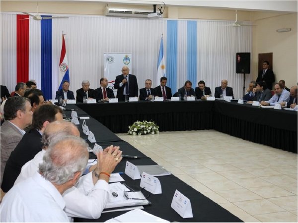 Definen prioridades para mejorar navegabilidad del río Paraná